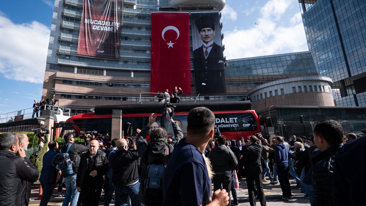 CHP Genel Merkezi’nde “tahliye” gerilimi! Murat Emir: Mafya bozuntularıyla sabahın köründe kapımıza dayandılar
