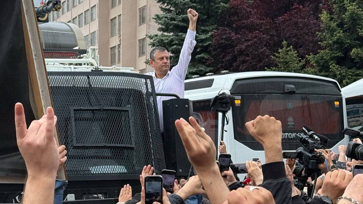 Özgür Özel yarın İzmir’de: CHP’den Cumhuriyet Meydanı için çağrı