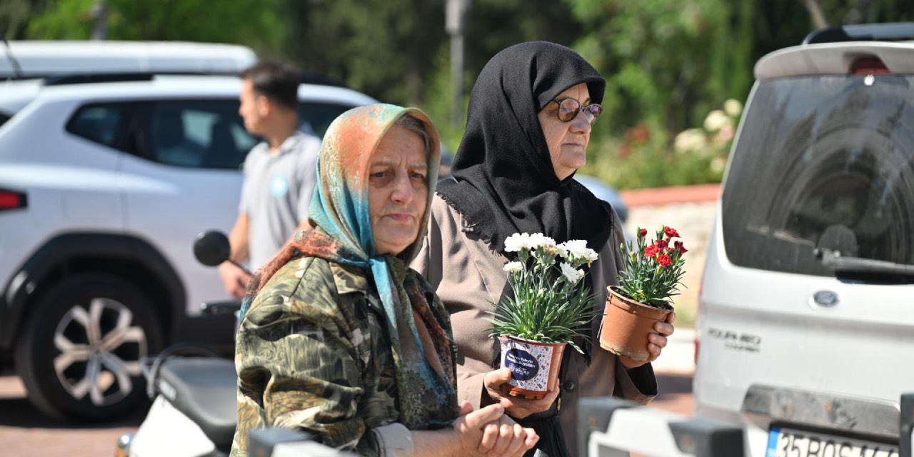 Manisa’da mezarlıklarda bayram öncesi çiçek dağıtımı