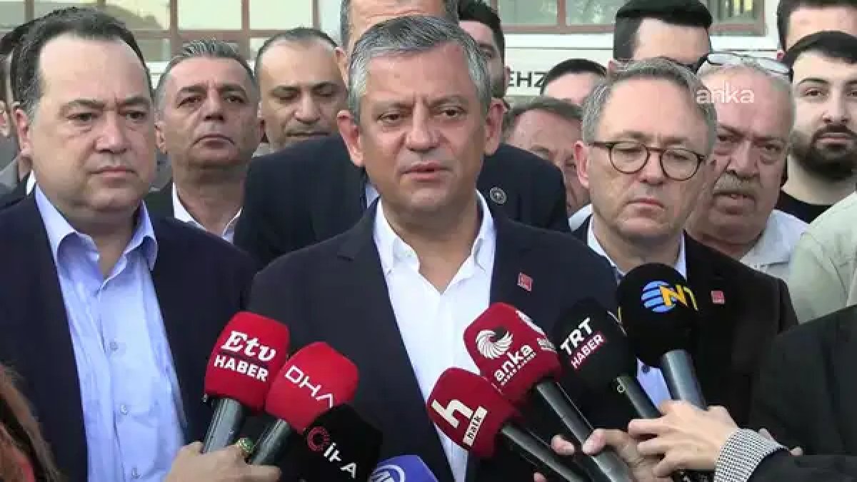 Özgür Özel bayram namazı çıkışı açıkladı: Yeni parti iddialarına yanıt geldi