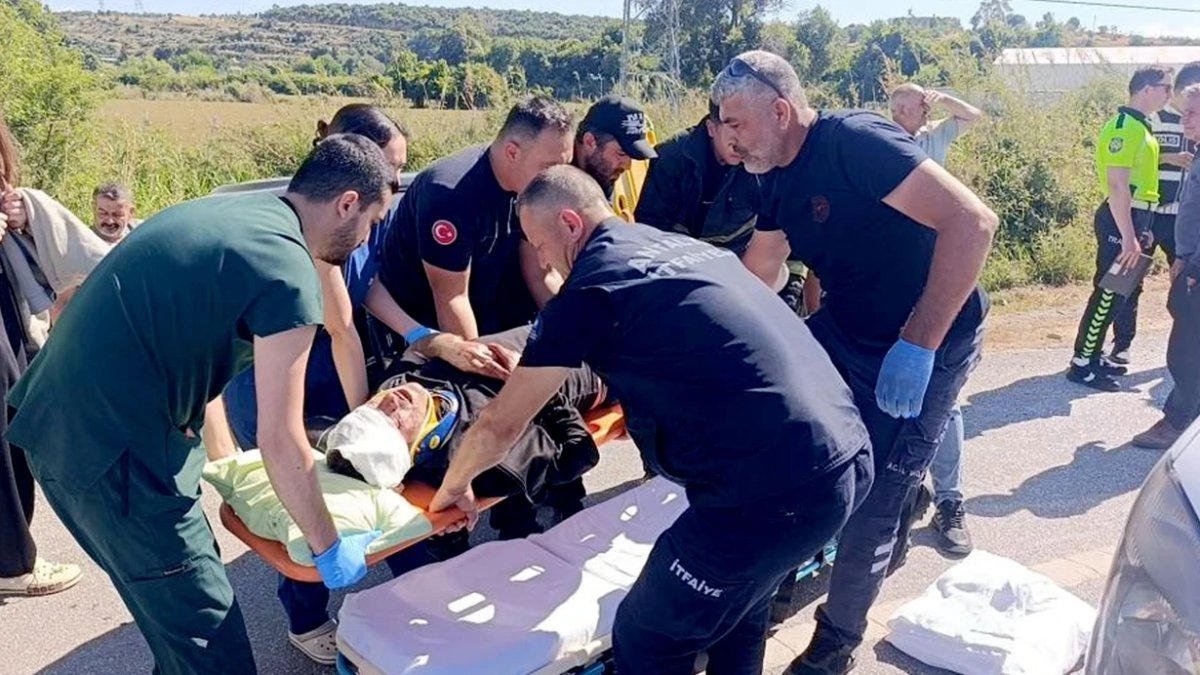Bayram yolunda feci kaza: Ünlü futbolcu ve ailesi yaralandı