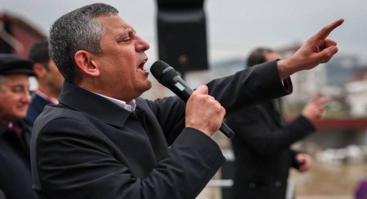 Özel’den cezaevi çıkışı sert mesaj: CHP’li oldukları için arkadaşlarımız tutuklu yargılanıyor