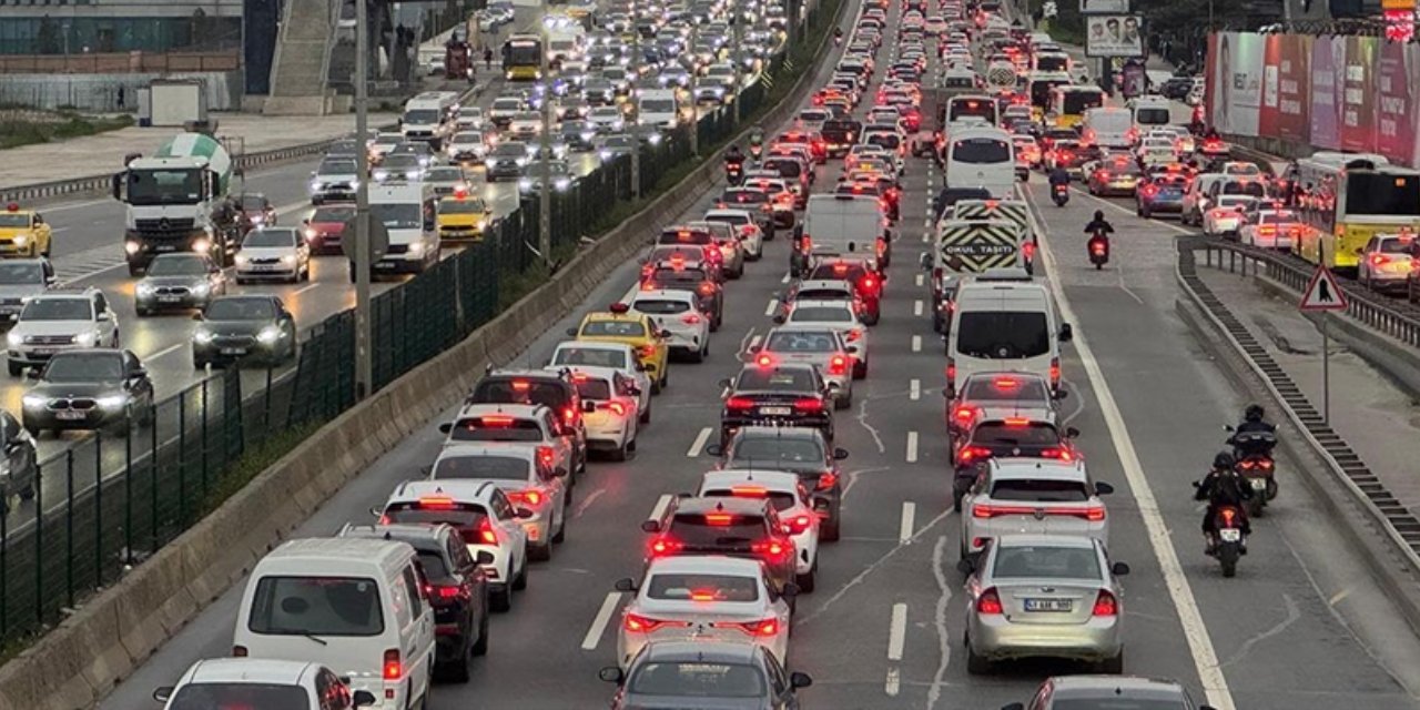 Bayram dönüşü trafiği başladı: Harita bir anda kıpkırmızı oldu