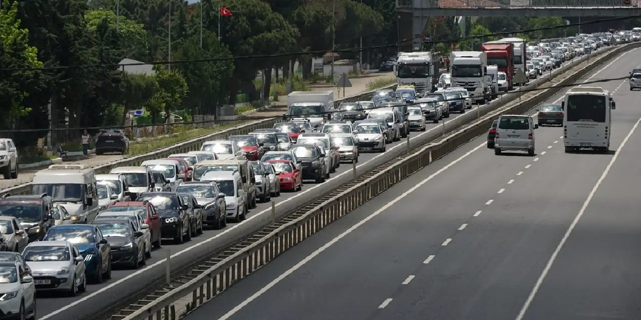 Bayram dönüşü trafiğinde son durum: Hangi güzergahlarda yoğunluk var?