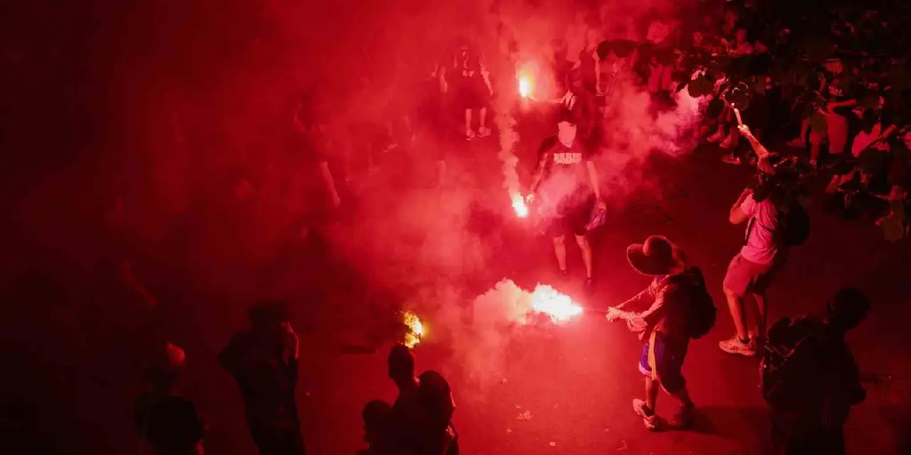 Paris'te şampiyonluk kutlamalarında sokaklar savaş alanına döndü: 426 gözaltı, 7 yaralı