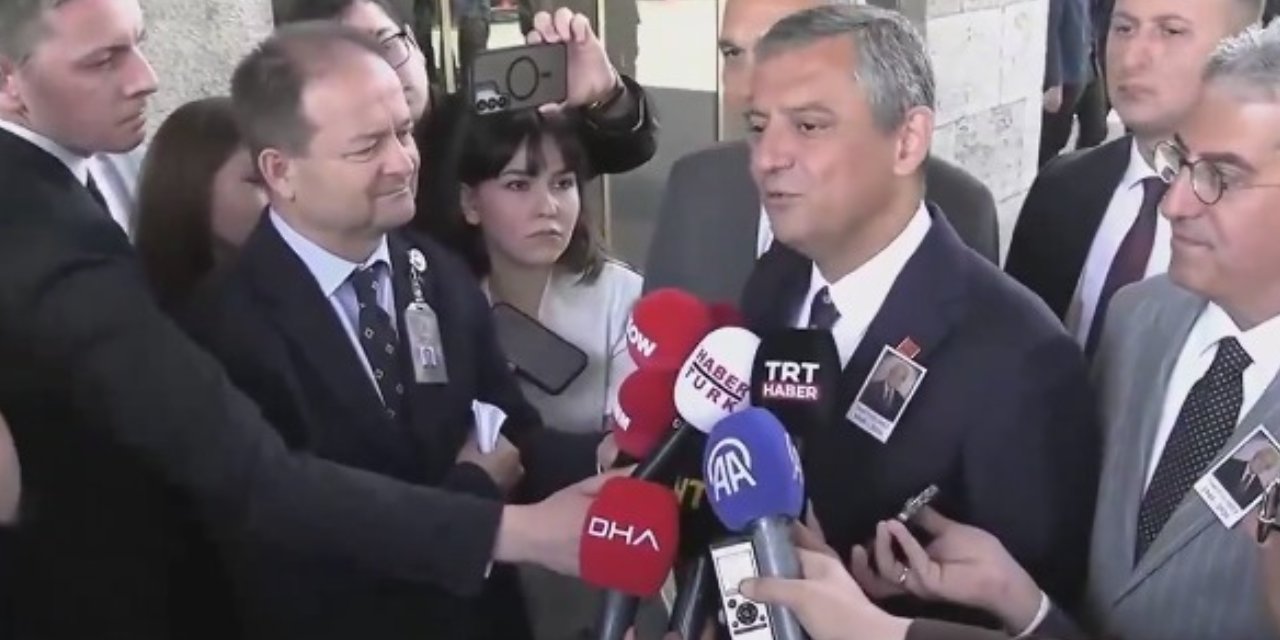 Özgür Özel duyurdu: Olağanüstü kurultay için ilk imza atıldı! "Partimizi bu şekilde yönetmek doğru değil"