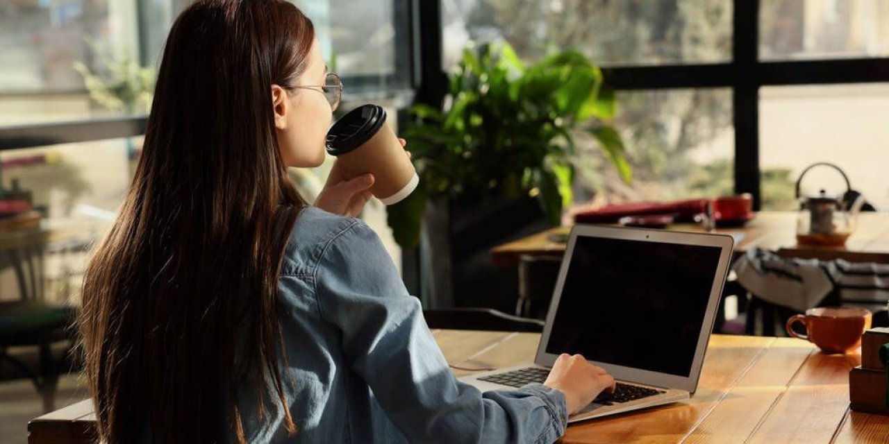 Kafelerde laptopla çalışma yasağı: Süreli Wi-Fi ve priz kapatma dönemi başladı