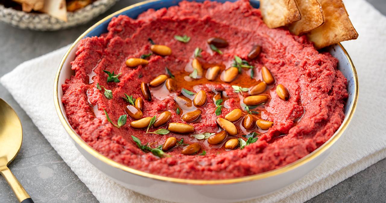 Klasik lezzete modern dokunuş: Görsel şölen sunan pancarlı humus tarifi