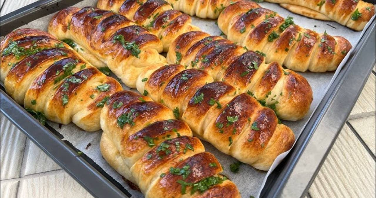 Uzun süre tazecik kalacak: Bayatlamayan şerit poğaça tarifi