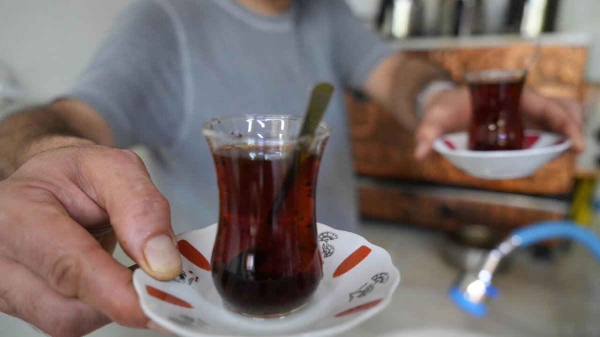 Yaz sıcağında çay içmek harareti alır mı? Gerçek ortaya çıktı