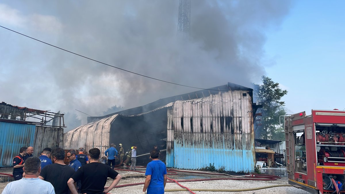 Bursa’da boya fabrikasında yangın: Ekipler sevk edildi