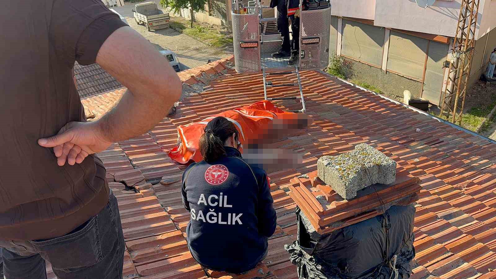 Çatıda tamir yaparken can verdi