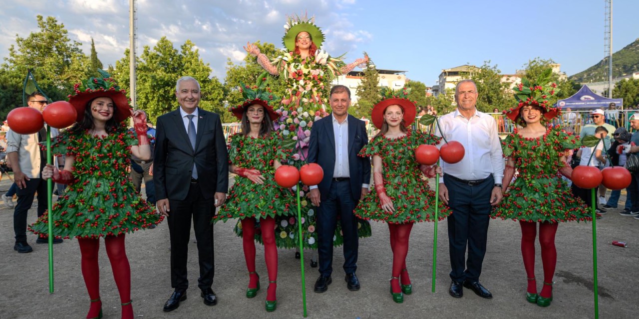 İzmir Büyükşehir Başkanı Tugay, Kemalpaşa Altın Kiraz Festivali’ne katıldı