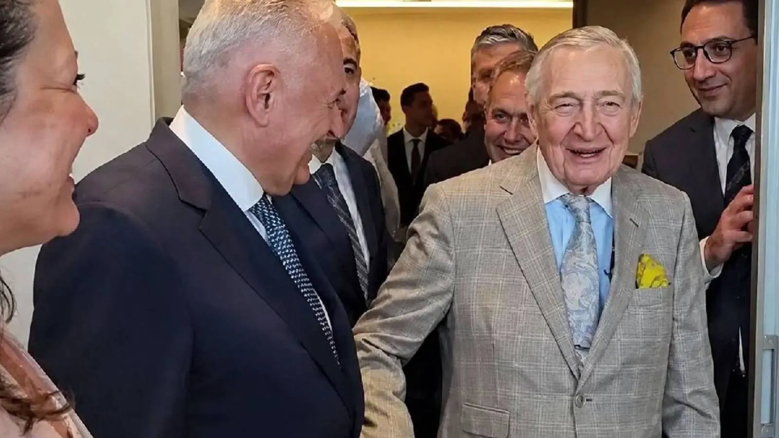 Binali Yıldırım’dan Rahmi Koç’un fıkrasına güldüğü görüntülere açıklama