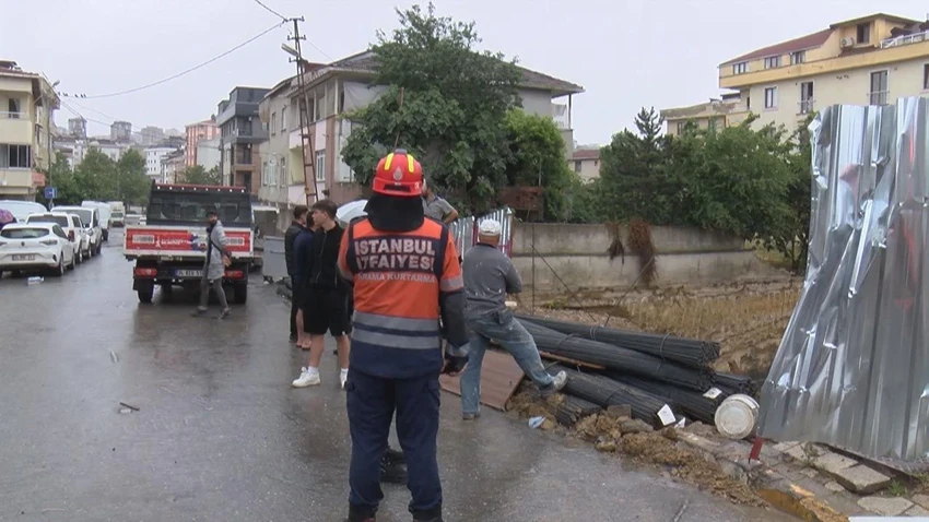 İstanbul'un göbeğinde toprak kayması: Mahalleli diken üstünde