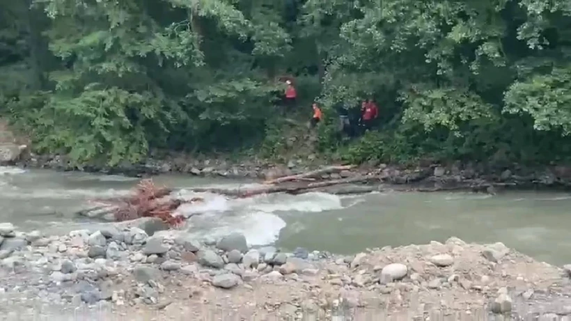Rize'de facia: AFAD botu akıntıya kapıldı