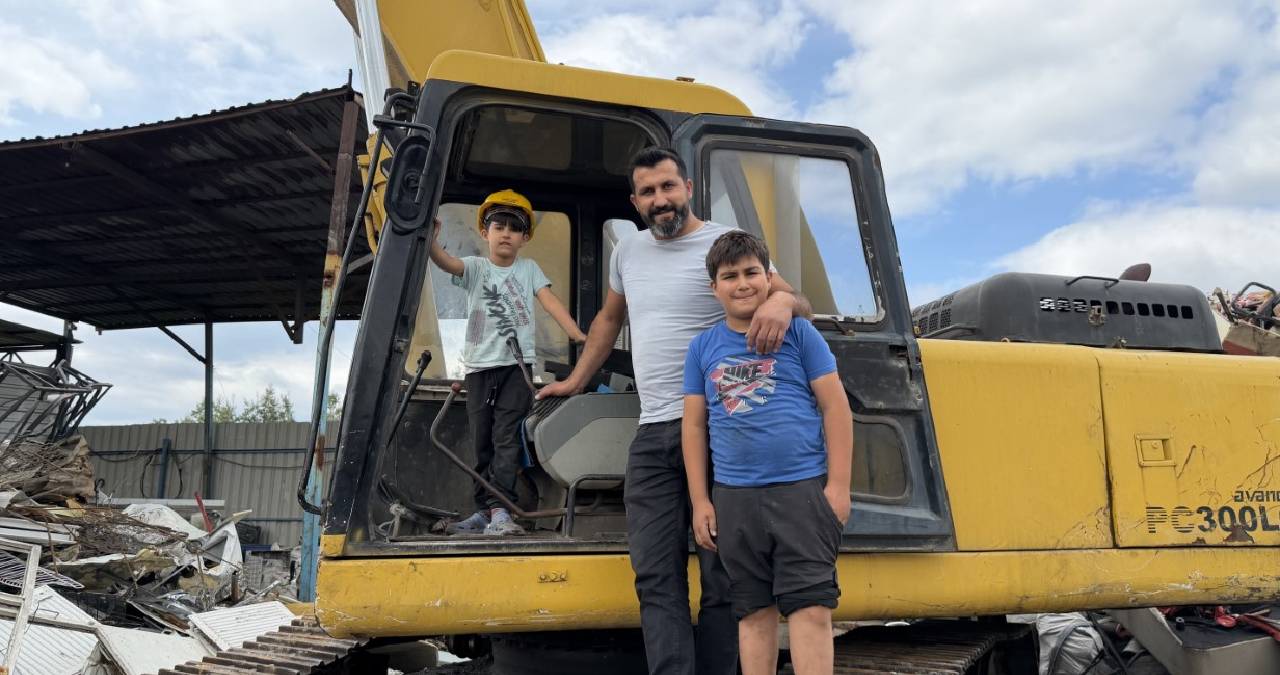 6 yaşında oyuncaklarla değil iş makineleriyle oynuyor: Forklift bile kullanıyor