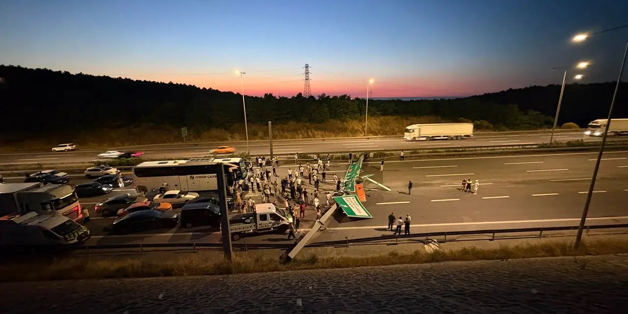 İstanbul'da trafik felç oldu: Hafriyat kamyonu tabelaya çarptı! Anadolu Yakası yönü trafiğe kapatıldı