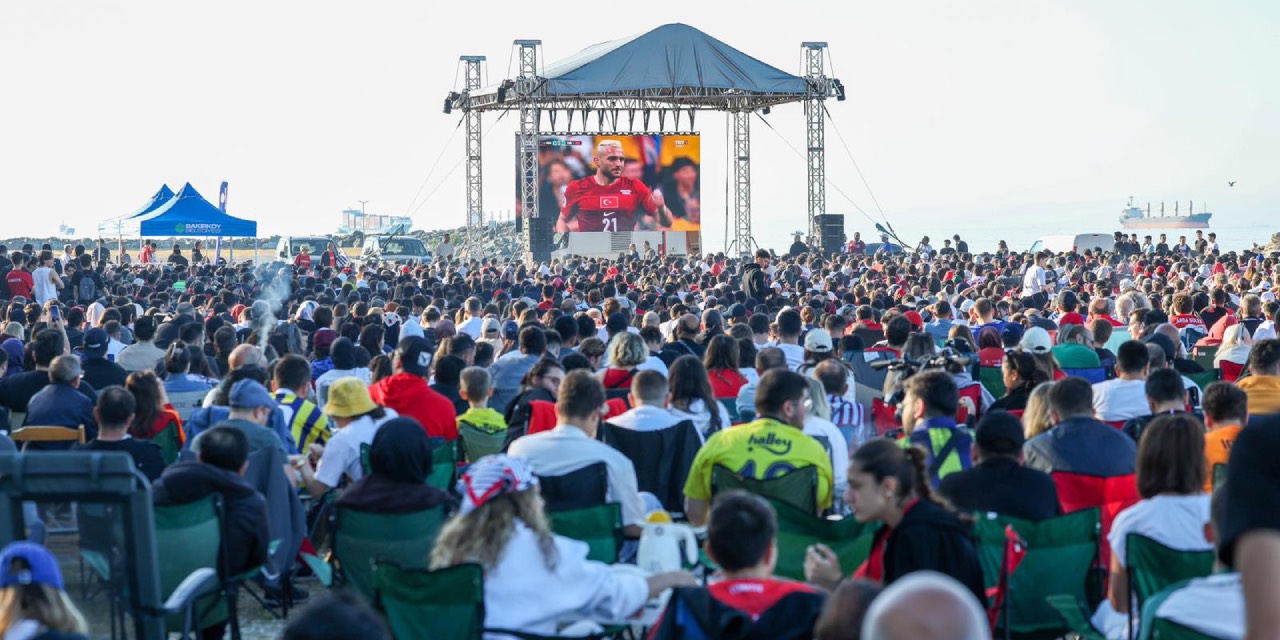 Bakırköy’de milli maç coşkusu Çiroz Sahili’ne taşındı