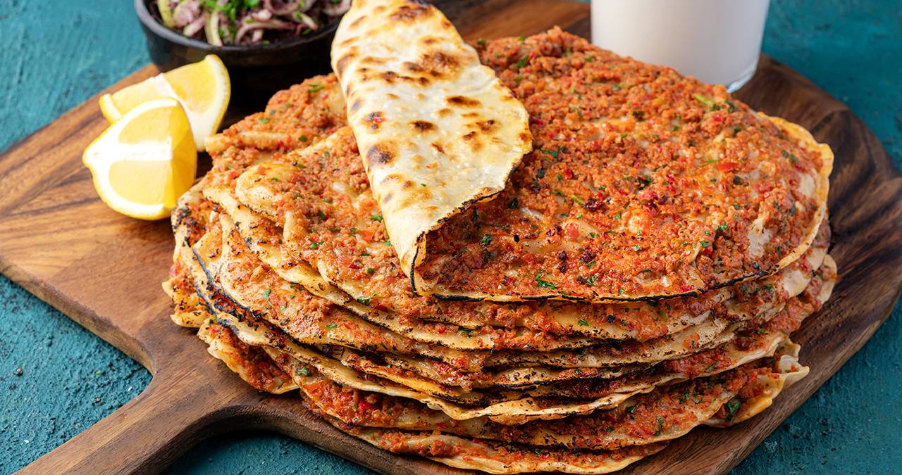 Ev yapımı taş fırın lezzetinde çıtır lahmacun tarifi