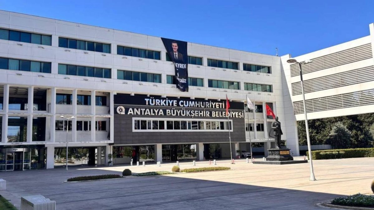 Antalya Büyükşehir Belediyesi’ne operasyon: 10 kişi gözaltına alındı
