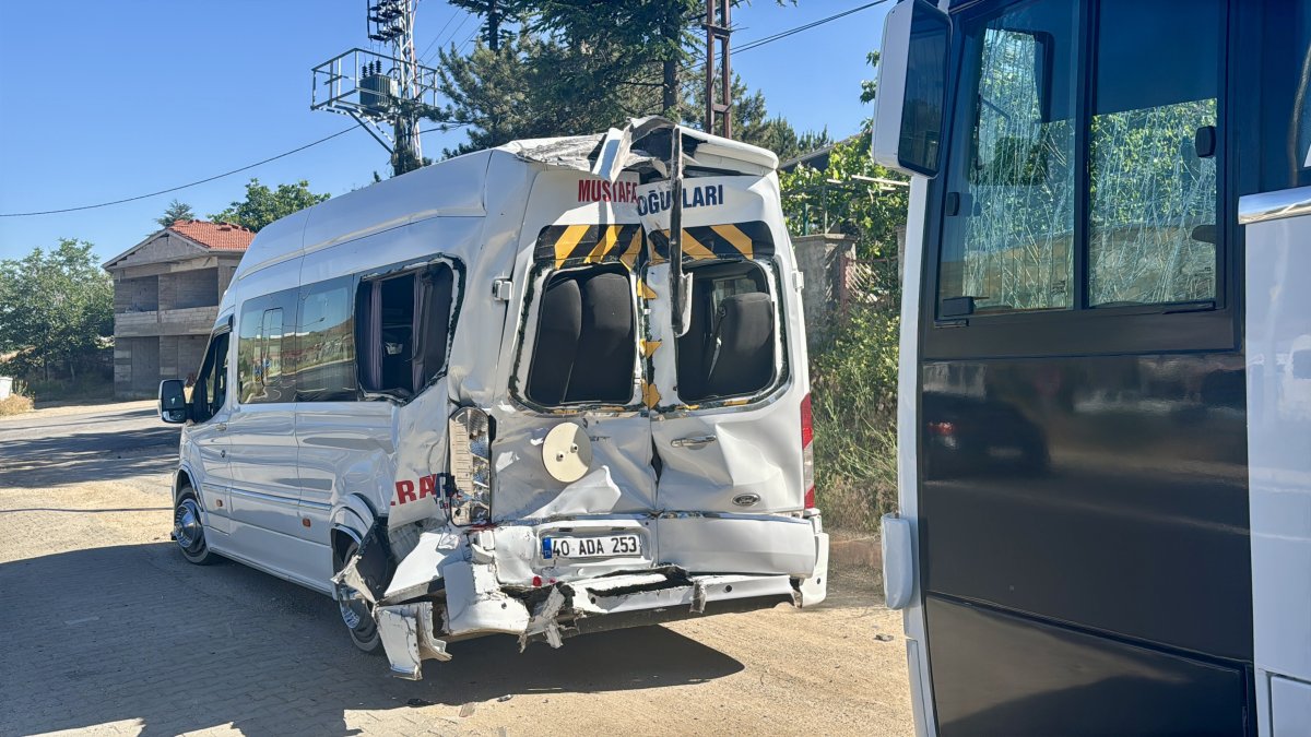Kırşehir'de feci kaza: 42 kişi yaralandı