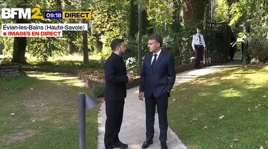 Macron ile Zelenski mikrofon açıkken konuştu: Trump detayı gündem oldu