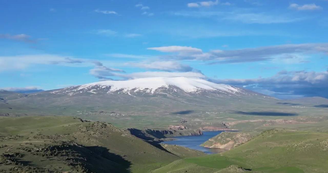 Bir tarafta kış bir tarafta yaz yaşanıyor: Kars’ta eşsiz manzara hayran bırakıyor