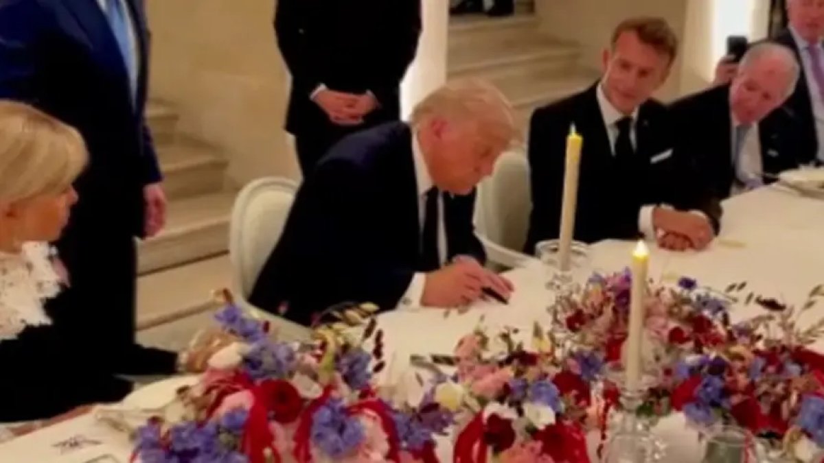 Dünya bu görüntüleri konuşuyor: Trump'ın İran ile anlaşma imzaladığı anlar paylaşıldı