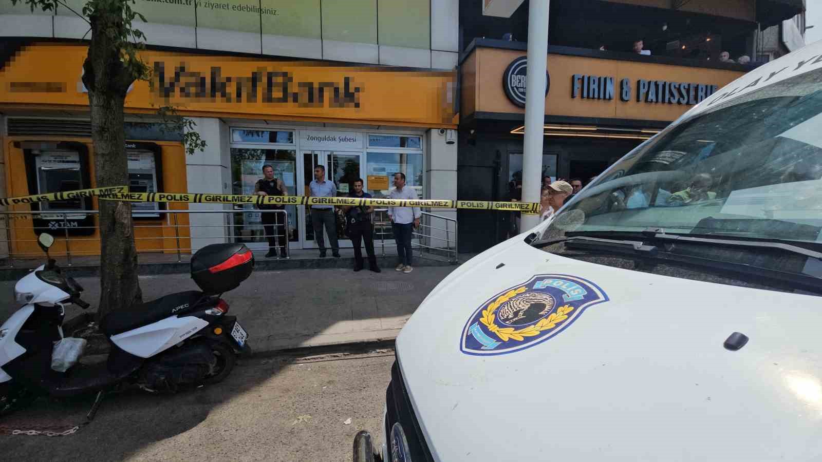 Bankada dehşet anlar: Öfkelenip silahını sıktı