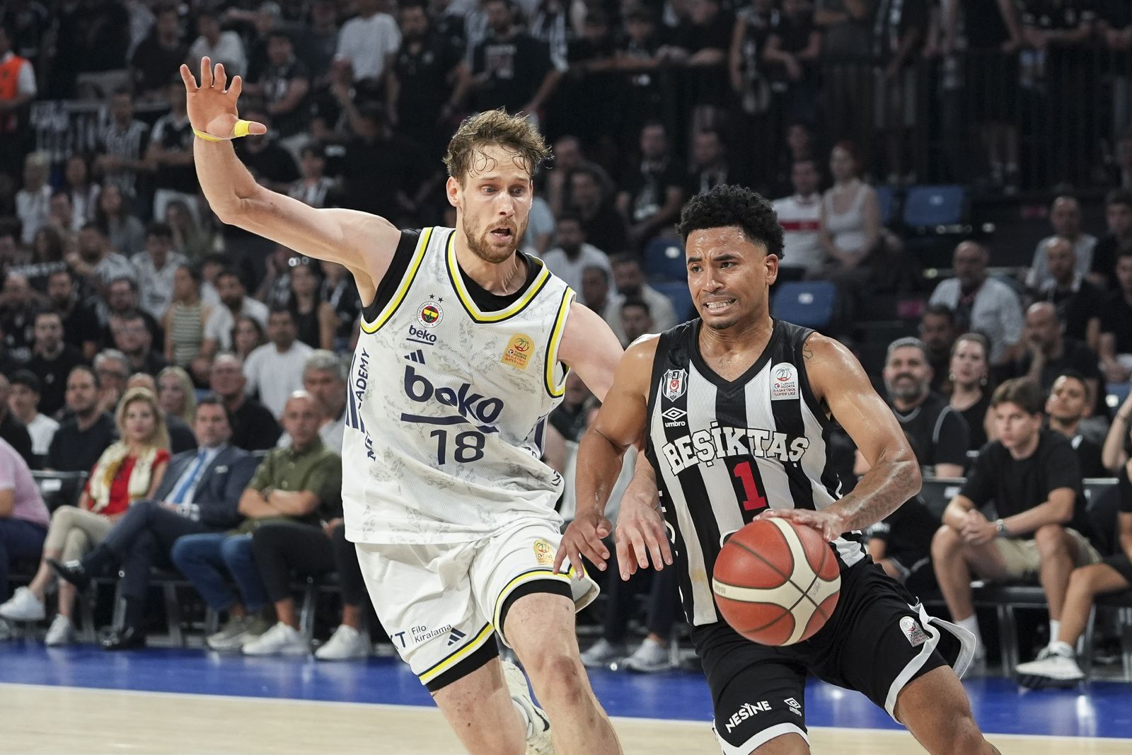 Fenerbahçe Beko son saniyede şampiyonluğa ulaştı