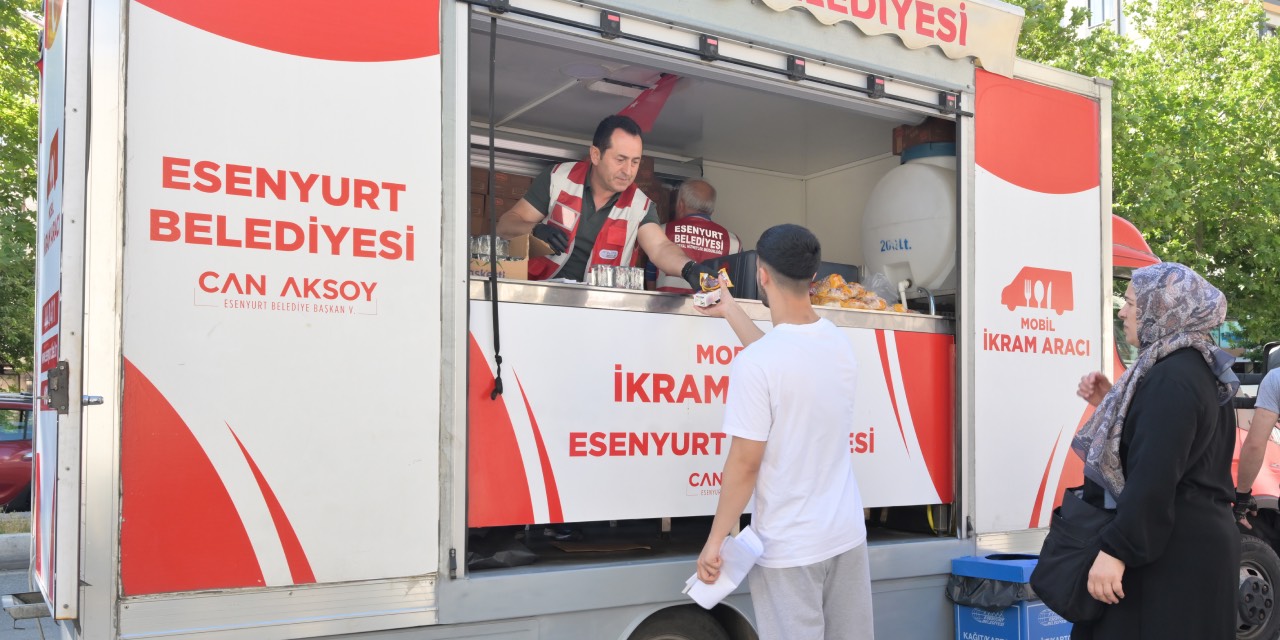 Esenyurt Belediyesi YKS günü öğrenci ve velilere destek verdi