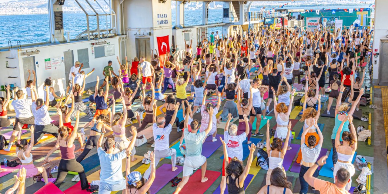 İzmir Körfezi’nde vapurda 400 kişilik yoga etkinliği düzenlendi