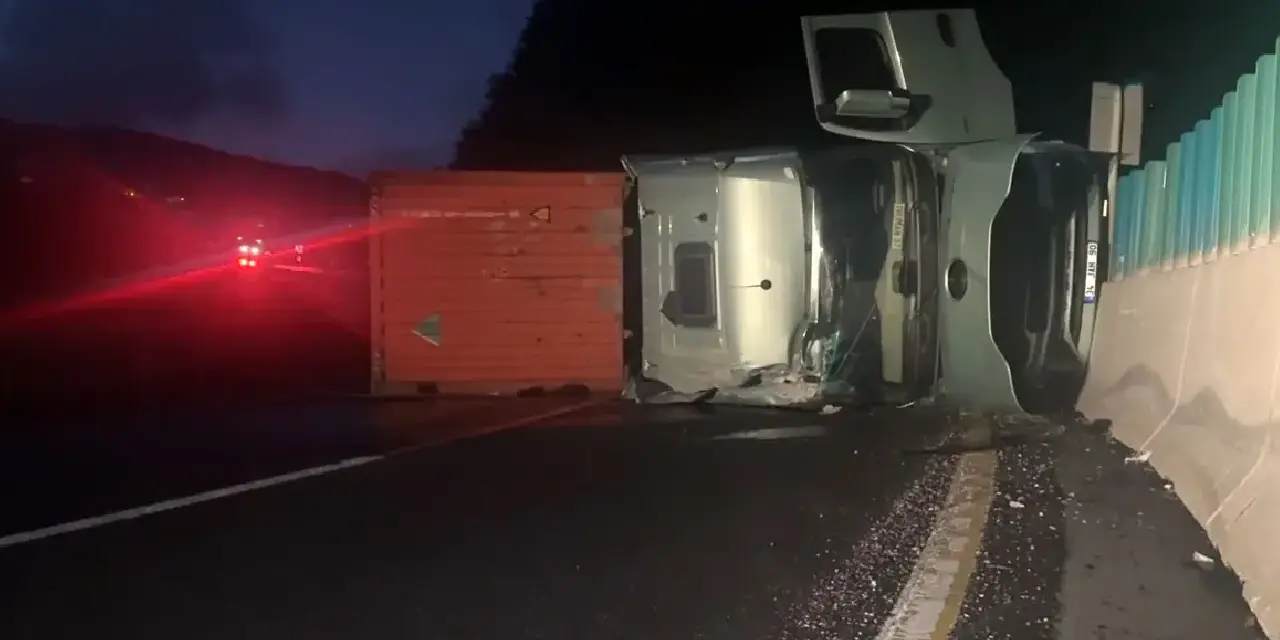 Bolu Dağı'nda askeri mühimmat taşıyan TIR devrildi