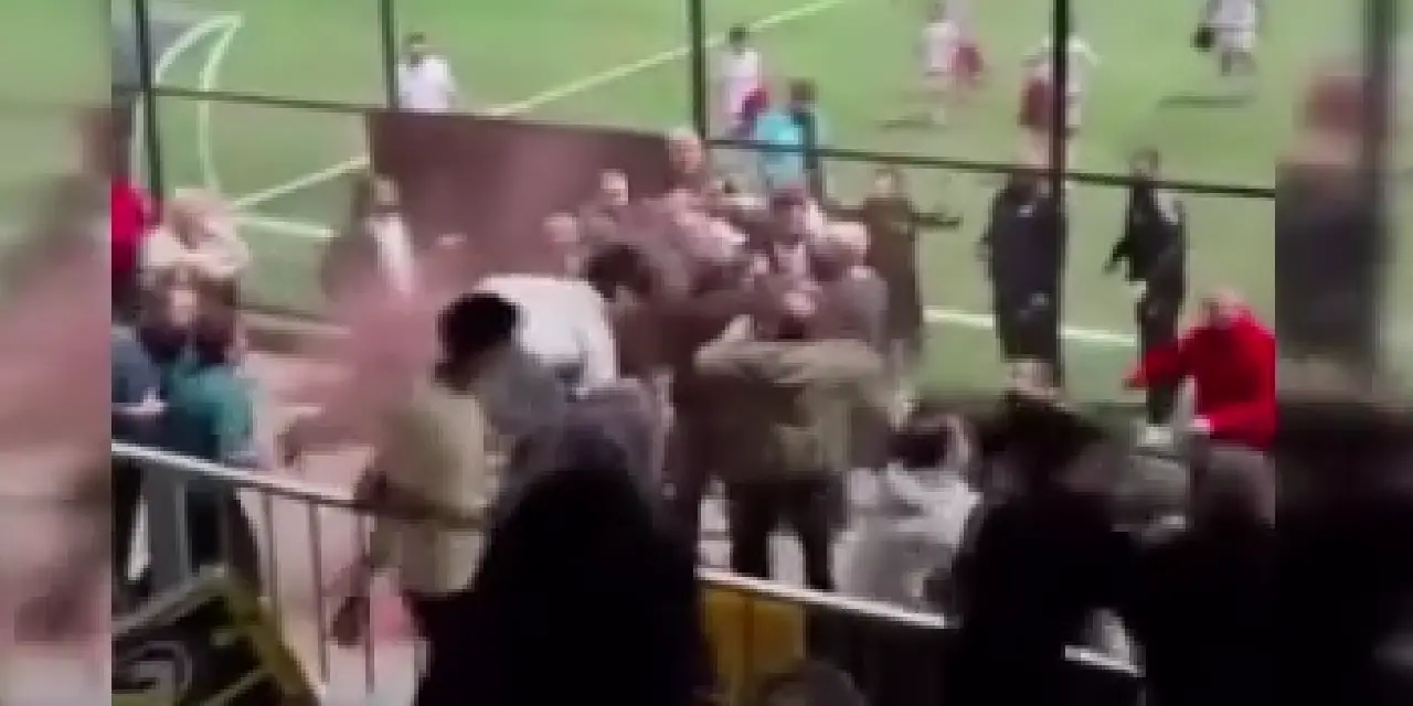 Çocukların maçında veliler tekme tokat birbirine girdi: Tribün savaş alanına döndü