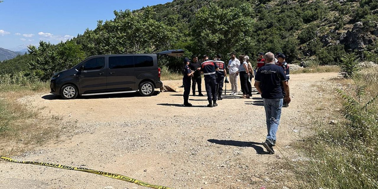 Isparta'da korkunç olay: Araçta ölü bulundular