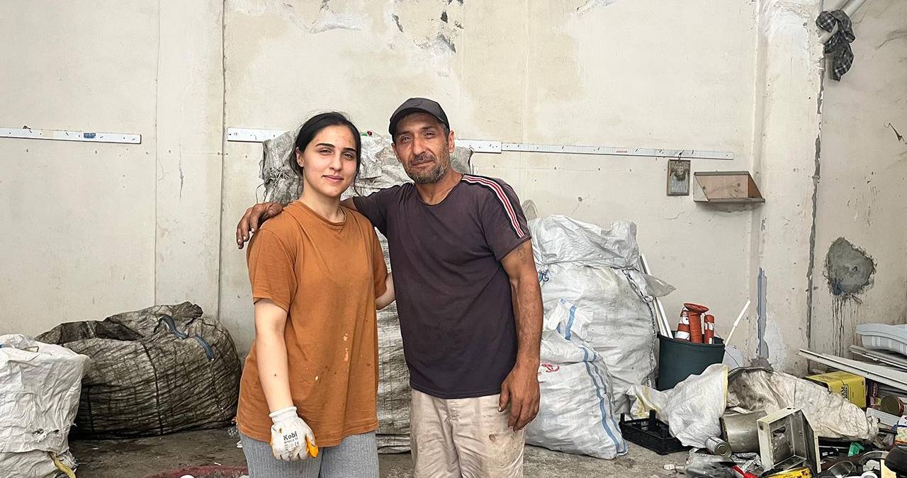 Kağıt toplayarak büyüttü, kızı başarısıyla göz doldurdu: Üniversiteyi birincilikle tamamladı