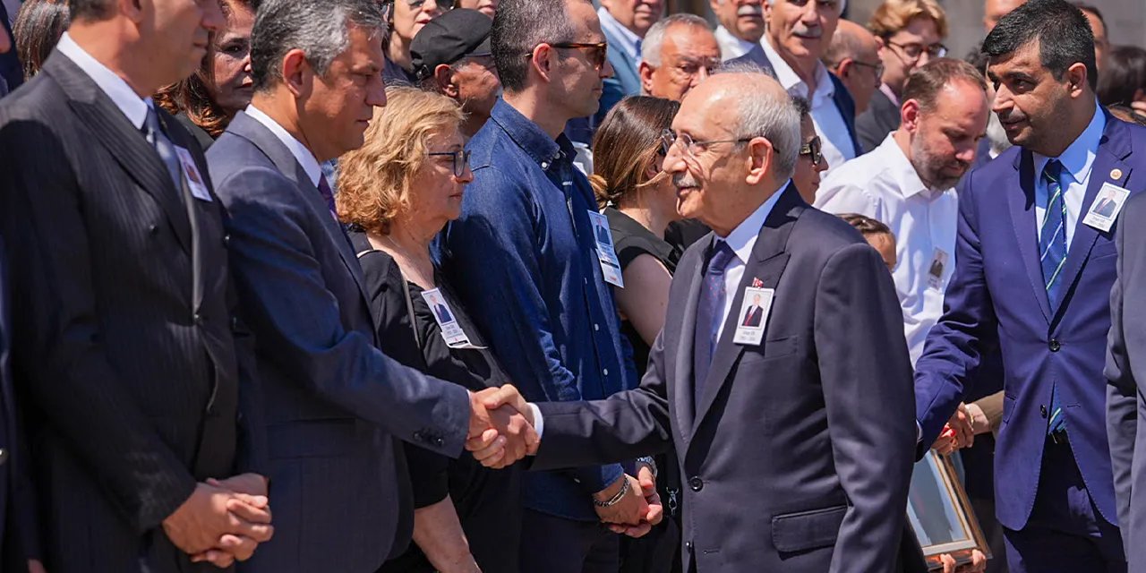 Mutlak butlan kararı sonrası ilk kez yan yana geldiler: Özgür Özel ve Kemal Kılıçdaroğlu tokalaştı