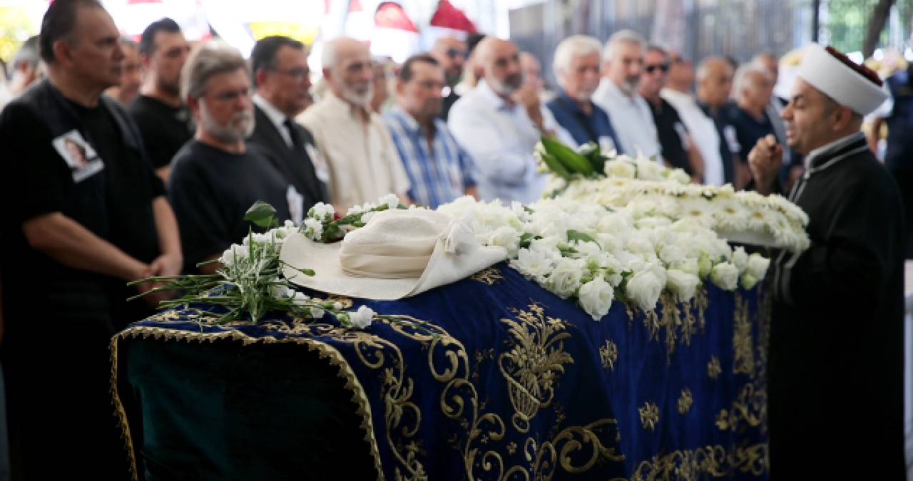 Ünlü modacının cenazesinde ortalık karıştı: Kadınlar da saf tutmak istedi sinirler gerildi