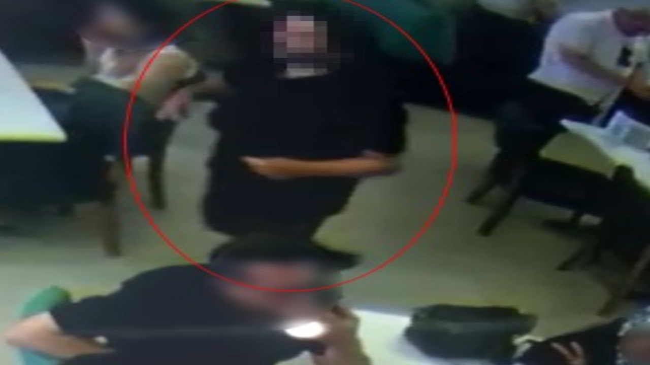 Yemek yerken altın kesesini düşürdü: Fark eden şüpheli altınları alıp kayıplara karıştı