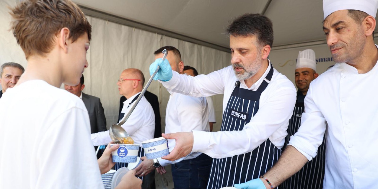 Bursa Büyükşehir Belediyesi aşure dağıtımını sürdürüyor