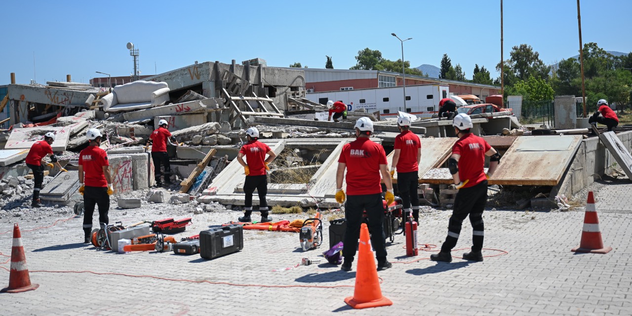Bornova Belediyesi Arama Kurtarma Ekibi'nden deprem tatbikatı