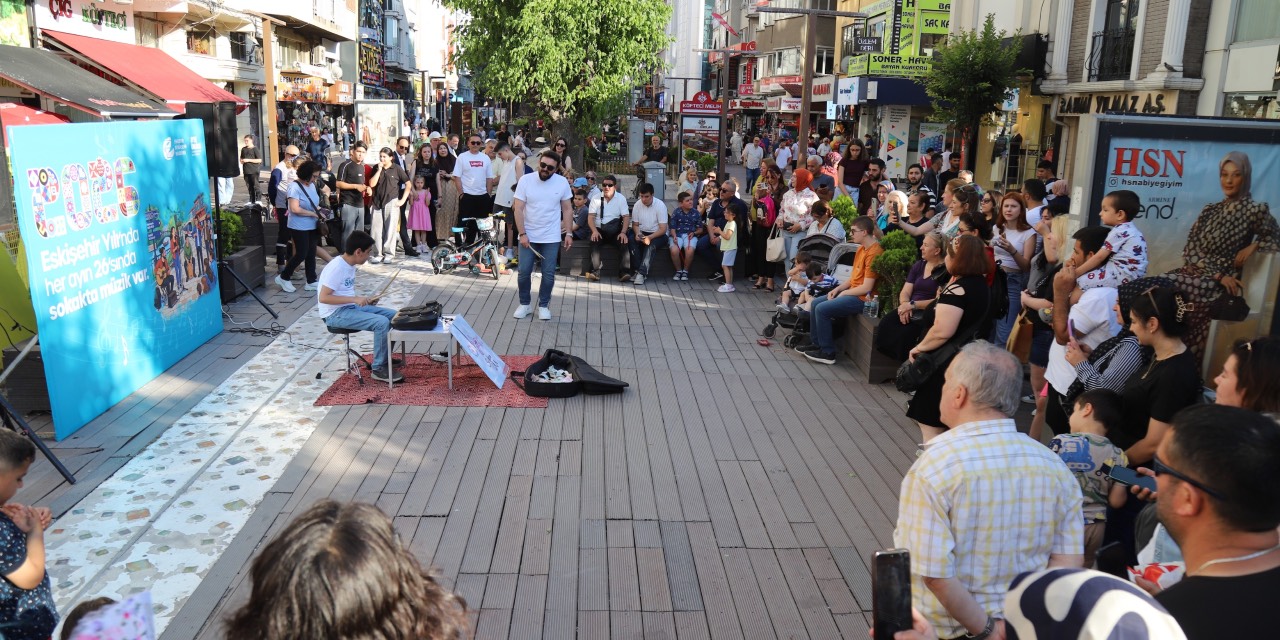 Eskişehir’de “Sokakta Müzik Var” etkinliği dayanışma ve alışveriş kampanyasıyla buluştu