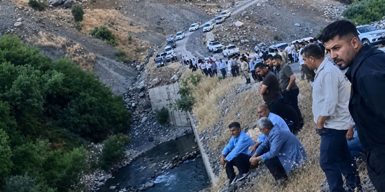 Bitlis'te facia: 3 kardeş akıntıya kapıldı baba birini kurtarabildi