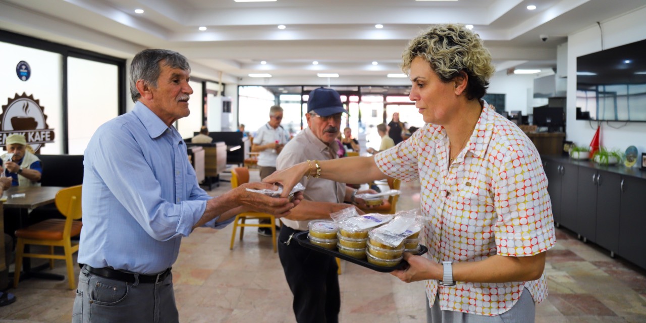 Eskişehir Büyükşehir’den Dünya Emekliler Günü’nde aşure ikramı