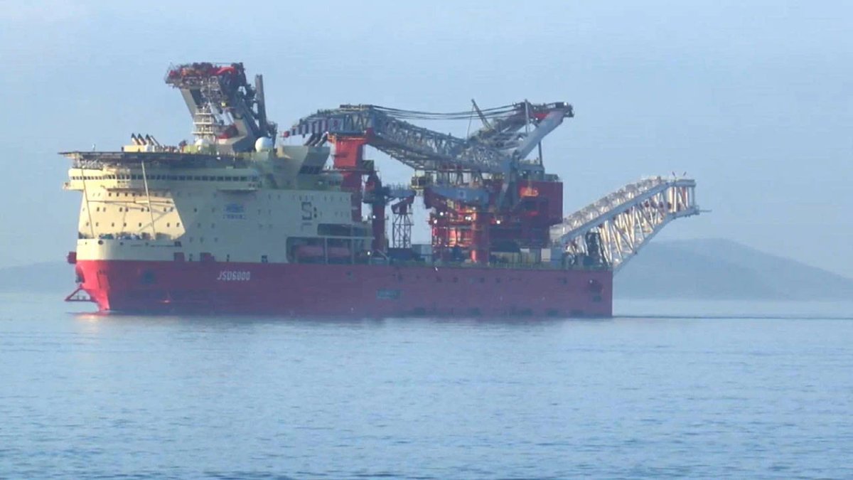 215,9 metrelik dev boru döşeme gemisi İstanbul Boğazı'ndan geçti:  Trafik durduruldu