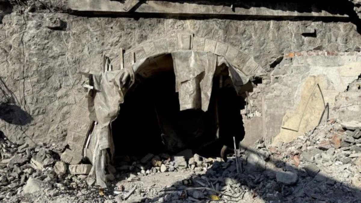 İş hanı yıkıldı: Gizli sığınak gün yüzüne çıktı