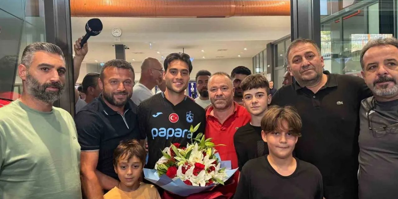 Trabzonspor'un yeni transferi Aral Şimşir Trabzon'a geldi