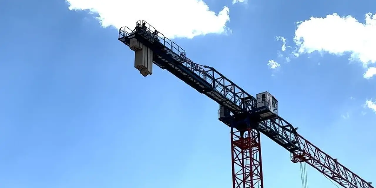 TOKİ şantiyesinde korku dolu anlar: "Paramızı alamadık" dediler, 30 metreye tırmandılar