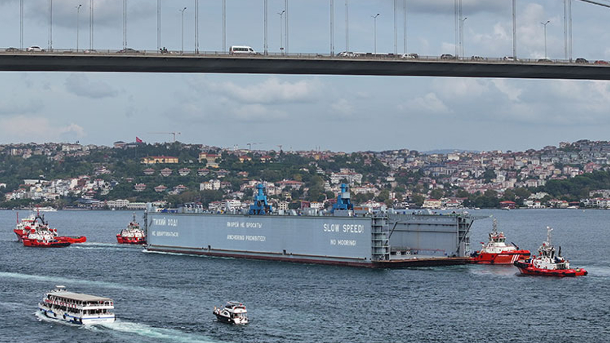 İstanbul Boğazı’nda yüzer havuz geçişi nedeniyle gemi trafiği askıya alındı